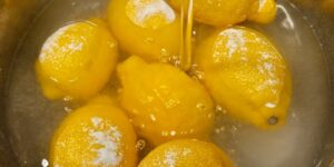 베이킹소다로 수입 레몬을 세척하고 물로 씻어내는 중이다.